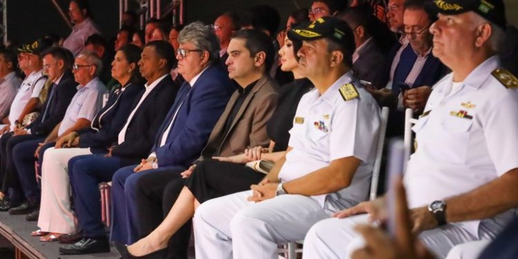 João Azevêdo visita navio Atlântico e destaca investimentos no Porto de Cabedelo