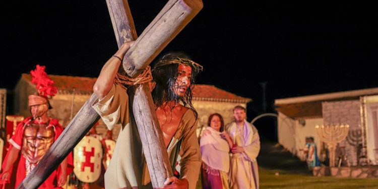 Prefeitura de Cabedelo investe na Paixão de Cristo e mantém tradição do espetáculo na Fortaleza de Santa Catarina
