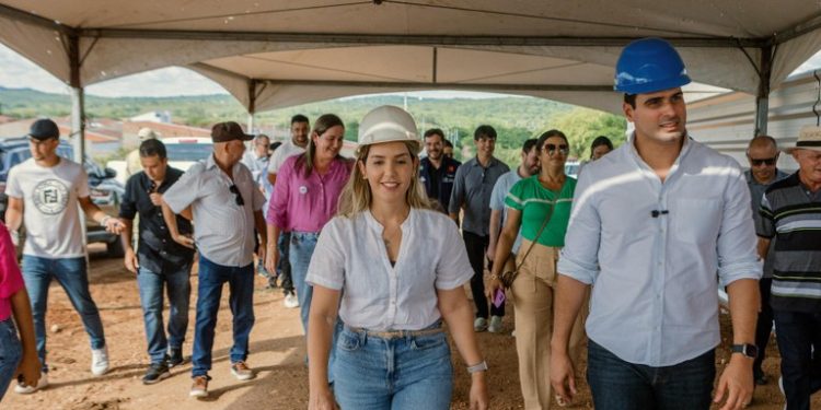 Em Monteiro, Lucas Ribeiro inspeciona obras em andamento, visita hospital e entrega investimentos em cooperativa de produtores de leite