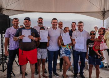 Prefeitura de Cabedelo entrega termos de posse no bairro do Portal do Poço e regularizada mais 15 casas na Comunidade Nova Morada