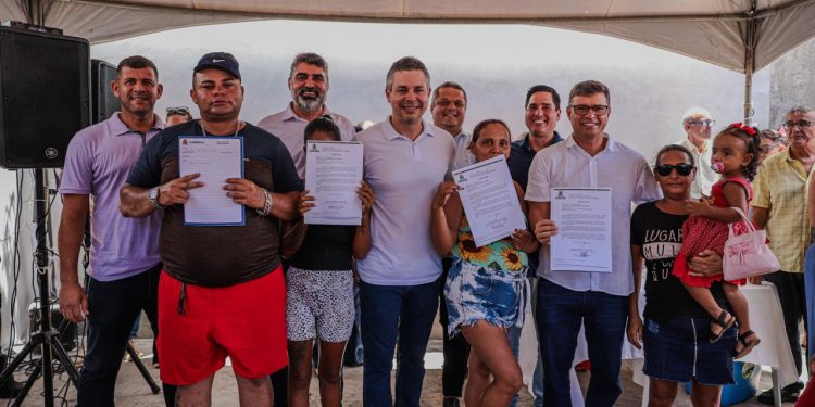 Prefeitura de Cabedelo entrega termos de posse no bairro do Portal do Poço e regularizada mais 15 casas na Comunidade Nova Morada