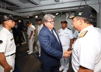 João Azevêdo visita navio Atlântico e destaca investimentos no Porto de Cabedelo