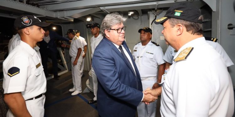 João Azevêdo visita navio Atlântico e destaca investimentos no Porto de Cabedelo