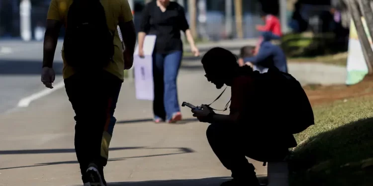 Um em cinco jovens brasileiros de 15 a 29 anos não estuda nem trabalha