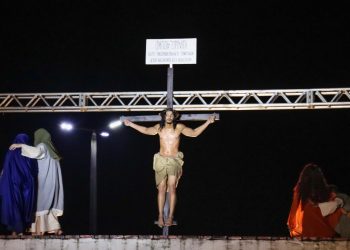 Espetáculo da Paixão de Cristo de Cabedelo atrai grande público em noite de estreia