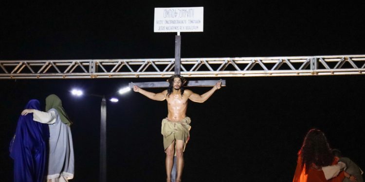 Espetáculo da Paixão de Cristo de Cabedelo atrai grande público em noite de estreia