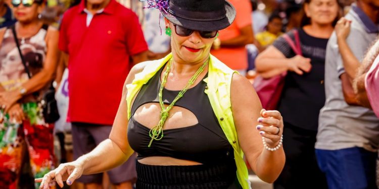 Sabadinho Bom homenageia mulheres no mês de março e inicia programação com Nathalia Bellar