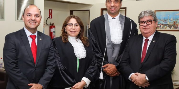 João Azevêdo prestigia posse de jurista Roberto D’Horn como juiz do TRE-PB