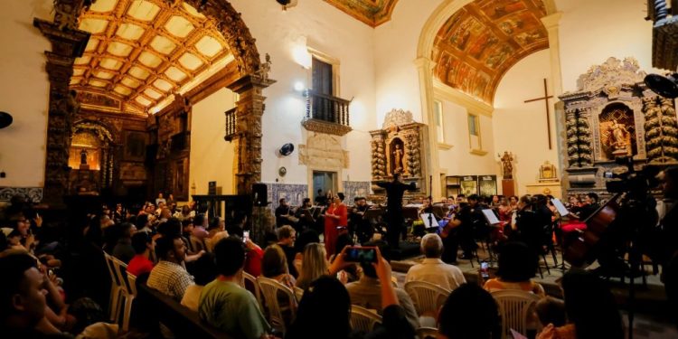 Público prestigia Orquestra Sinfônica e aplaude concerto de pé