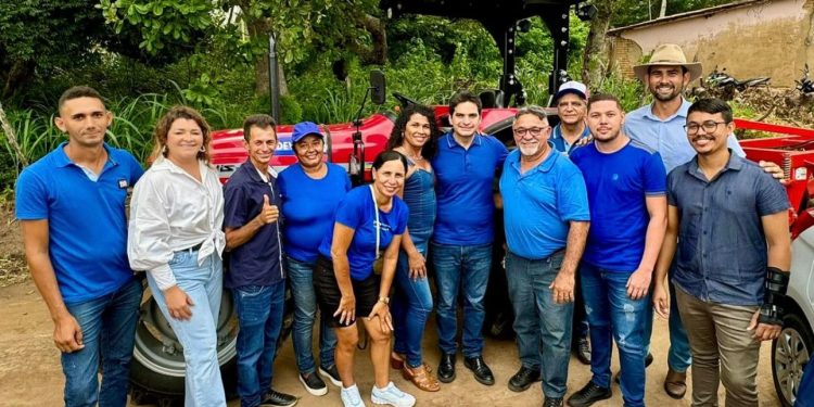 Murilo Galdino realiza entrega trator à Associação Rural no município de Mari