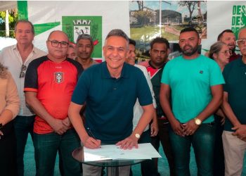 Emerson Panta assina ordem de serviço para realização de melhorias e construção de arquibancadas do Estádio Moraizão