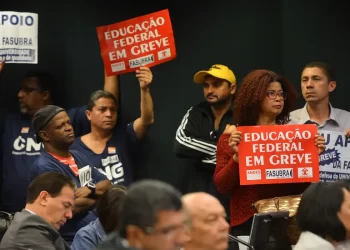 Servidores federais de educação iniciam greve na quarta-feira