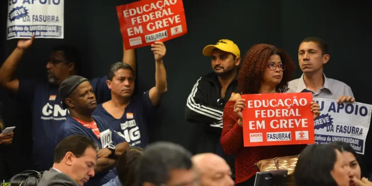 Servidores federais de educação iniciam greve na quarta-feira