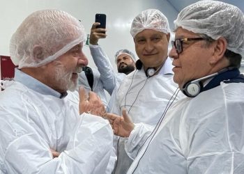 João prestigia inauguração de fábrica de medicamentos para atender pacientes hemofílicos com presença de Lula