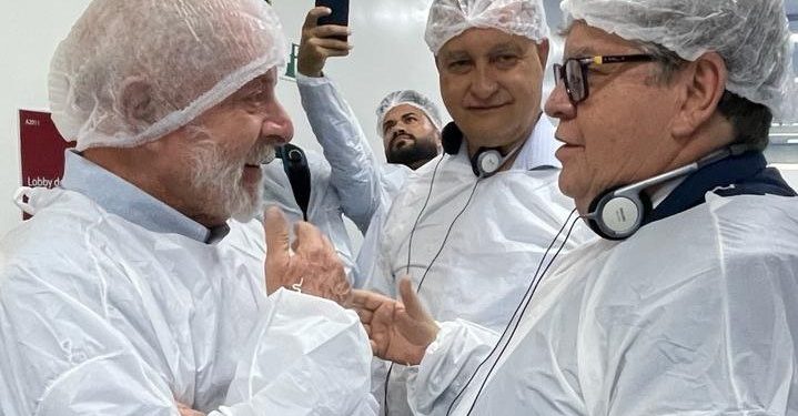 João prestigia inauguração de fábrica de medicamentos para atender pacientes hemofílicos com presença de Lula