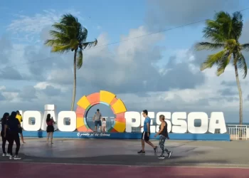 João Pessoa recebe troféu de destino mais comercializado em 2023 por agentes da Azul Viagens