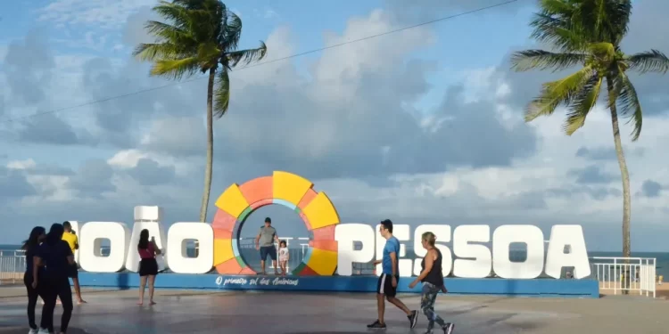 João Pessoa recebe troféu de destino mais comercializado em 2023 por agentes da Azul Viagens