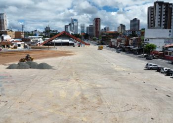 Etapa de terraplanagem é realizada na área ampliada do Parque do Povo após incorporação de lotes ao patrimônio público