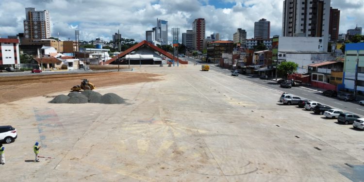 Etapa de terraplanagem é realizada na área ampliada do Parque do Povo após incorporação de lotes ao patrimônio público