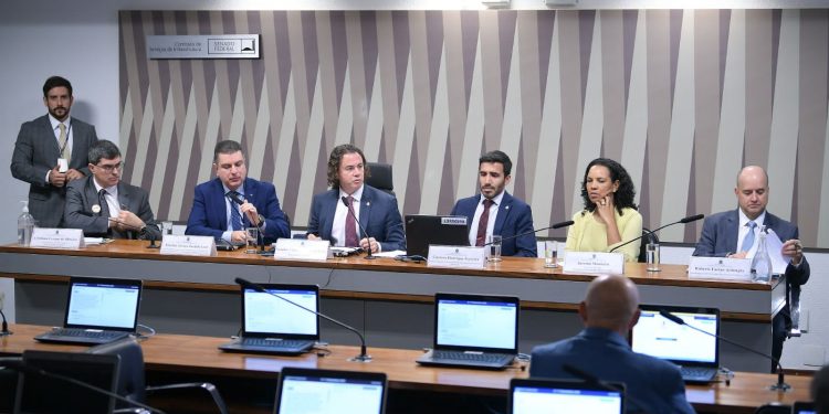 Veneziano preside audiência pública com representantes dos setores de energia para debater o PL “combustíveis do futuro” no Senado