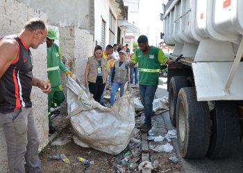 Prefeitura de Campina Grande recolhe lixo de casas de acumuladores para evitar problemas de saúde pública