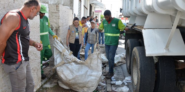 Prefeitura de Campina Grande recolhe lixo de casas de acumuladores para evitar problemas de saúde pública