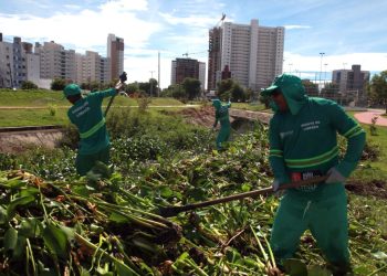 Agentes de limpeza urbana retiram excesso de vegetação e resíduos diversos do canal do Bessa