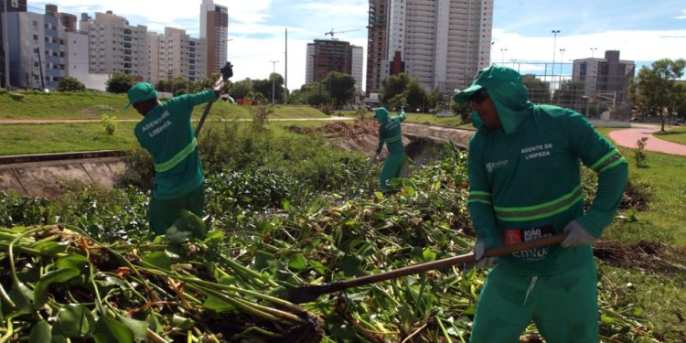 Agentes de limpeza urbana retiram excesso de vegetação e resíduos diversos do canal do Bessa