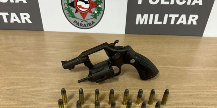 Polícia Militar cumpre dois mandados de prisão e apreende duas armas de fogo em ações na zona sul da capital
