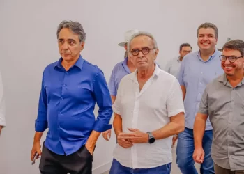Cícero ressalta geração de empregos durante visita às obras de expansão da empresa AeC