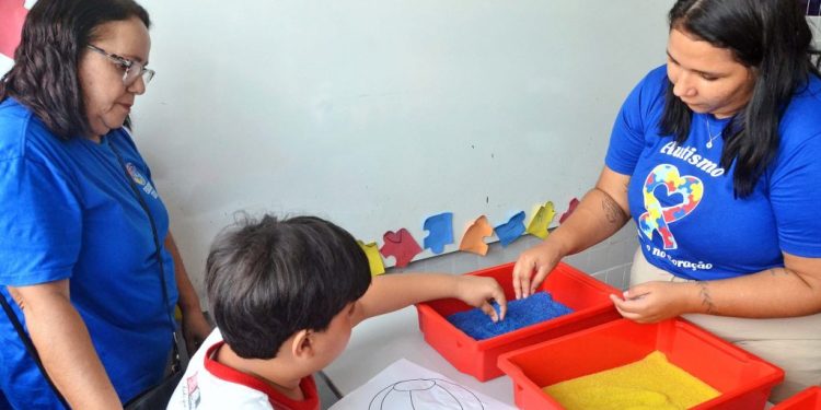 Prefeitura da Capital tem 2,3 mil educadores sociais voluntários que auxiliam estudantes com autismo na Rede Municipal de Ensino