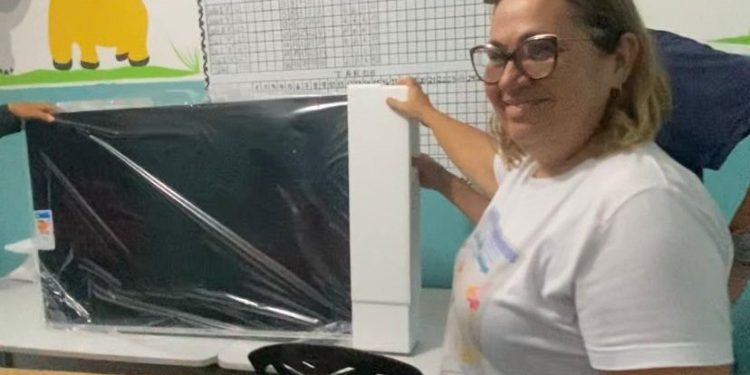 Prefeitura de Patos entrega 120 aparelhos televisores e mais de 800 itens para as escolas e creches municipais