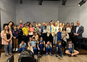 Cícero Lucena recebe prêmio Orgulho Autista Brasil em reconhecimento ao trabalho de inclusão social em João Pessoa