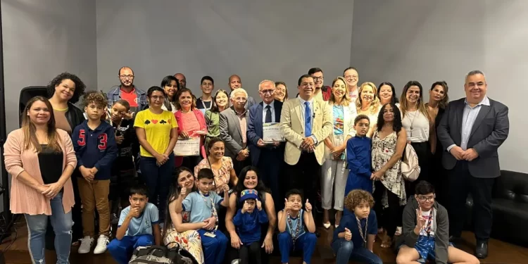 Cícero Lucena recebe prêmio Orgulho Autista Brasil em reconhecimento ao trabalho de inclusão social em João Pessoa