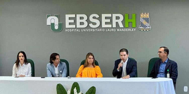 Hugo Motta participa de inauguração do Auditório Lindbergh Farias do Hospital Universitário Lauro Wanderley
