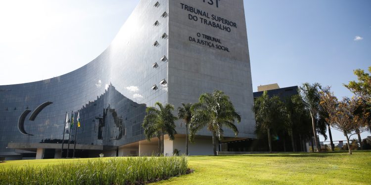 Empresa é condenada a pagar R$ 50 mil a vendedora que ficou 15 anos sem férias, na Paraíba