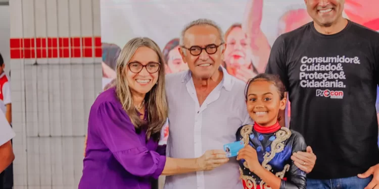 Cícero Lucena entrega mais de 500 carteiras estudantis gratuitas para alunos da Rede Municipal de Ensino