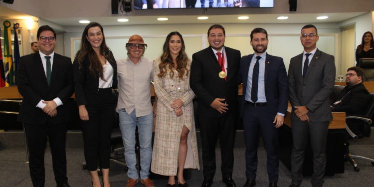 Assembleia Legislativa da Paraíba homenageia o humorista Renan da Resenha