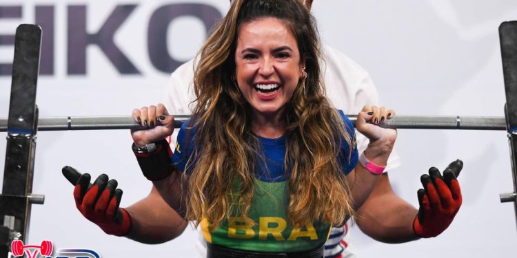 Atual campeã brasileira, Mayara Rocha disputa nesta 6ª o Campeonato Brasileiro de Powerlifting Equipado 2024, em SC