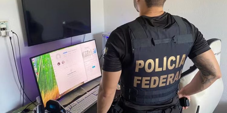 Operação da Polícia Federal mira esquema de distribuição de moedas e documentos falsos no Sertão