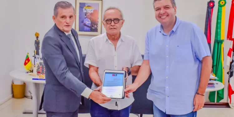 Cícero sanciona Lei que proíbe fogos de artifício com estampido para a proteção das pessoas com autismo, idosos e animais