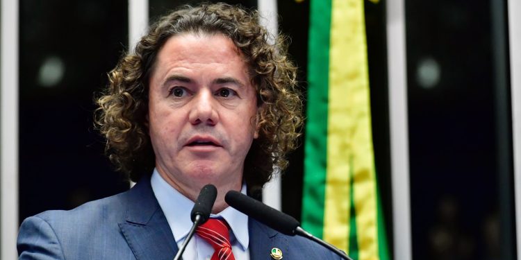 Veneziano homenageia 376 anos do Exército Brasileiro e enaltece postura atual das Forças Armadas, em defesa da Constituição e da democracia
