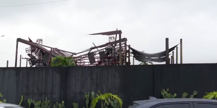 Após desabamento do teto, casa de shows é interditada pelos Bombeiros