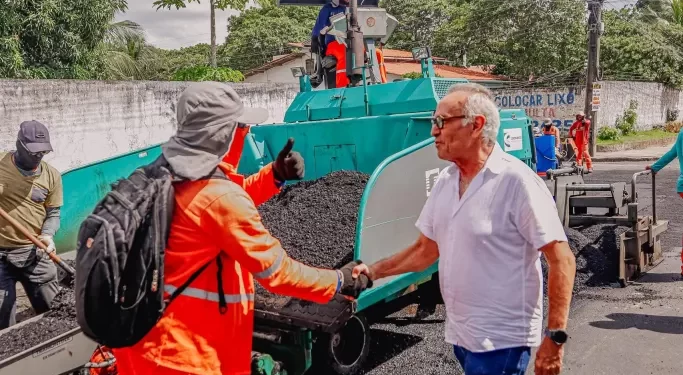 Cícero inspeciona obras de asfaltamento no Portal do Sol e destaca melhoria da mobilidade no acesso ao Altiplano