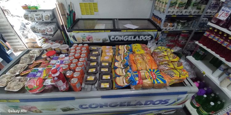 Procon de Campina Grande apreende mais de 75 produtos impróprios para consumo humano em mercadinho