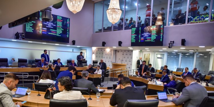 ALPB aprova PCCR para os profissionais da educação e ampliação do número de desembargadores no TJPB