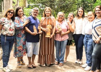 Primeira-dama conhece trabalho de artesãos santeiros que serão homenageados no 38° Salão do Artesanato, em Campina Grande
