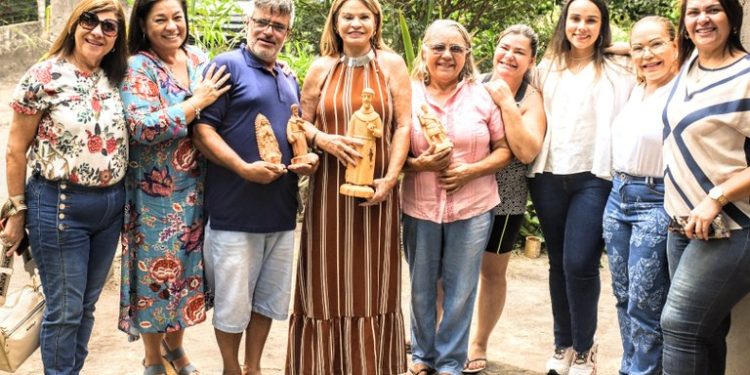 Primeira-dama conhece trabalho de artesãos santeiros que serão homenageados no 38° Salão do Artesanato, em Campina Grande