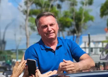 Bolsonaro desembarca em João Pessoa e faz desfile em carro aberto