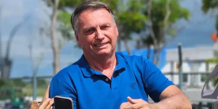 Bolsonaro desembarca em João Pessoa e faz desfile em carro aberto